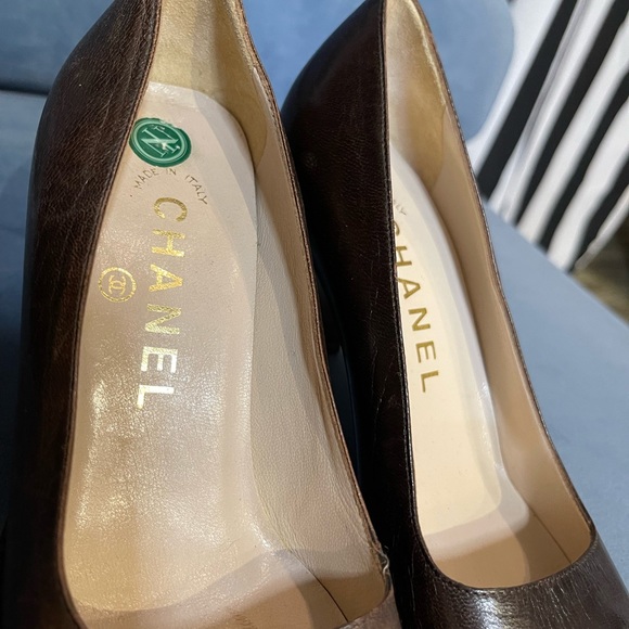 Chanel CC Brown Leather Pumps - Picture 4 of 5